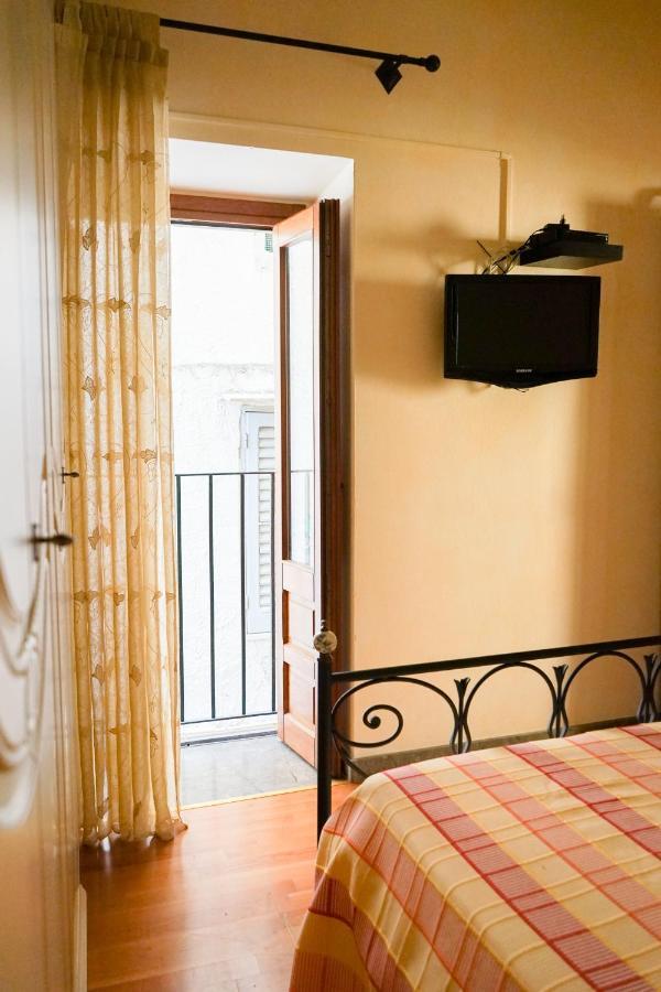 Mela'S House Apartments Чефалу Екстериор снимка